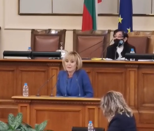 Мая Манолова: България се изправи и показа вратата на мутрите