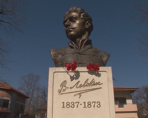 Пенсионерка даде спестяванията си за паметник на Васил Левски