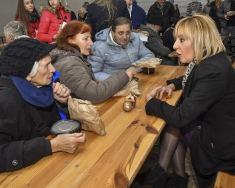 Мая Манолова близо до хората