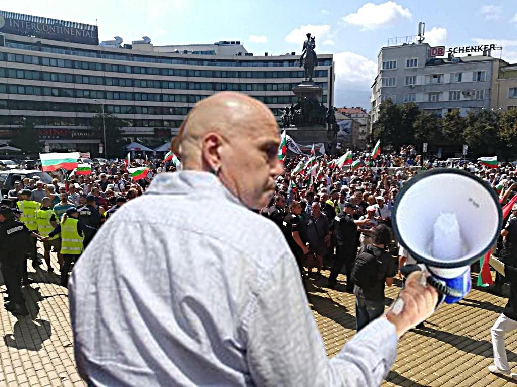 Слави Трифонов! Време е за концерт на жълтите павета не с микрофон, а с мегафон в ръка!