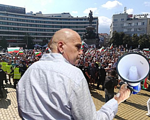 Слави Трифонов! Време е за концерт на жълтите павета не с микрофон, а с мегафон в ръка!