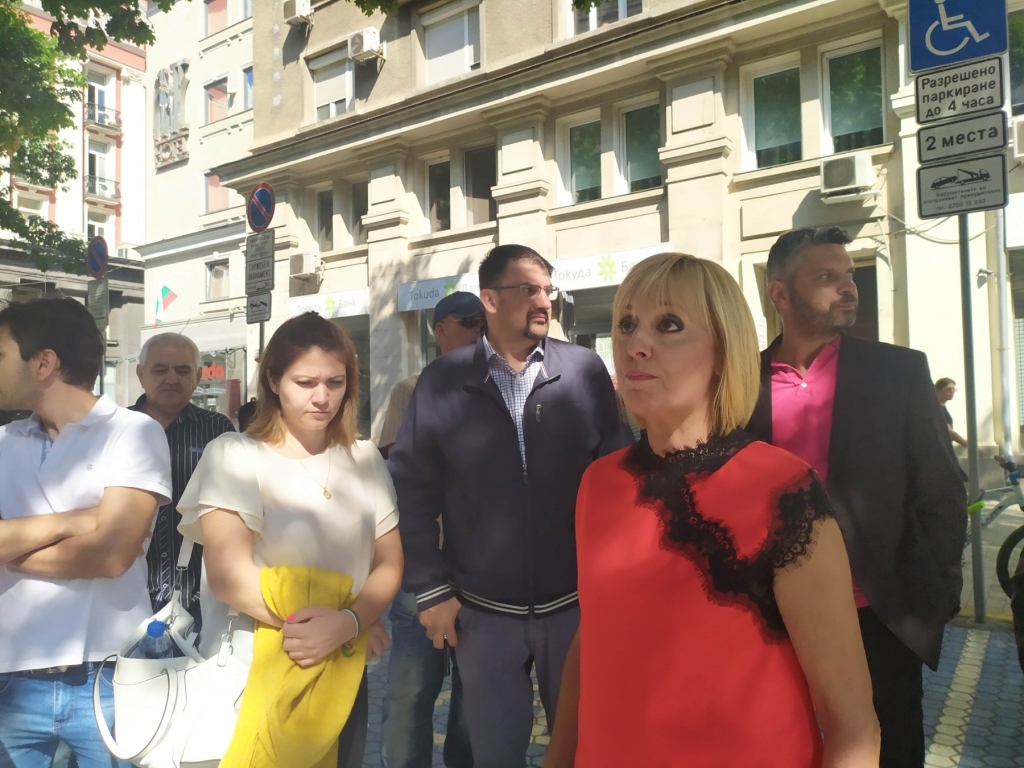 Манолова към Радев: Предприемете необходимите действия за машинното гласуване