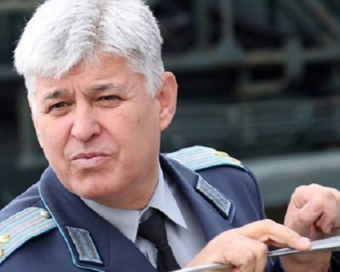 Съгласявай се с всичко казано и направено от управляващите за да не си част от мафията. Демокрация!
