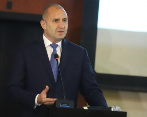 Радев: Едните купуват депутати, другите искат да върнат стария корупционен модел