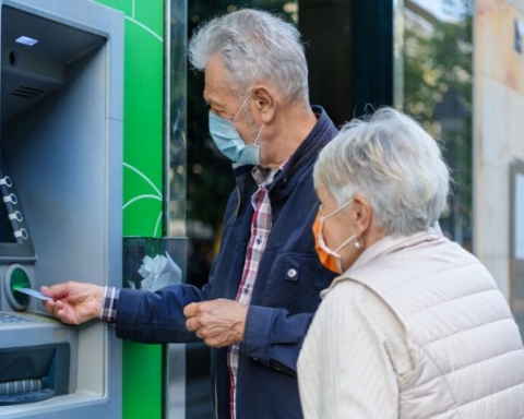 Важно! Вдигат пенсиите от няколко стотинки до 300 лв., ето на кои пенсионери