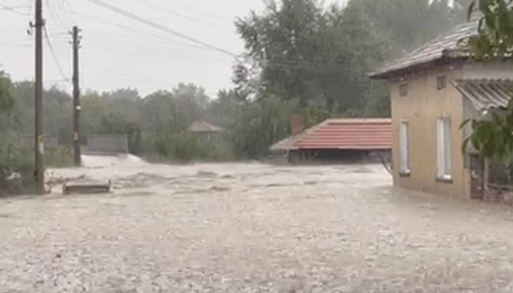 Апокалипсис в Подбалкана: С лодки евакуират хора в Карловско, 2 м вода в дворовете / ВИДЕО