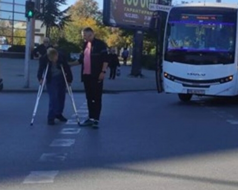 В български град шофьор спря и слезе от рейса, за да помогне на възрастна жена