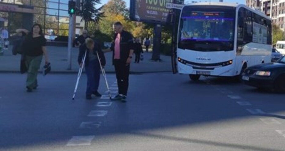 В български град шофьор спря и слезе от рейса, за да помогне на възрастна жена