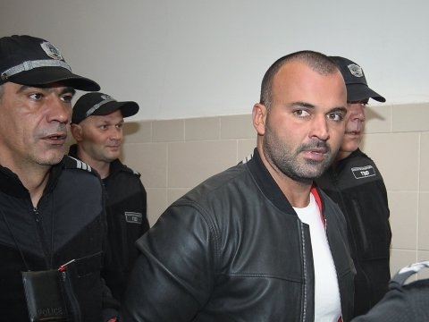Лъснаха скандални СНИМКИ на полицайката, пазила и кикотила се с убиеца с „Порше“-то