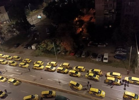 След нощ на блокади, заради убития им колега, таксиметровите шофьори готвят масов протест