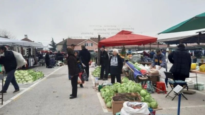 Българите щурмуват пазара в това село – 1,5 л гроздова за 7 лева, кило суджук – 9 лв.