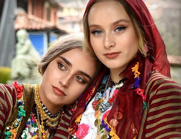 Наричат ги диамантите на Родопите- две приказно красиви сестри показаха каква е истинската българка