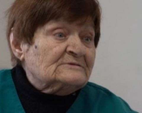 86-годишна лекарка работи на три места, за да отгледа своя внук, останал сирак / ВИДЕО