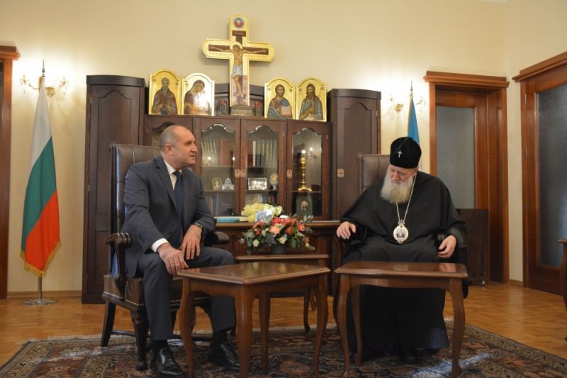 Президентът Румен Радев лично поздрави патриарх Неофит за именния му ден