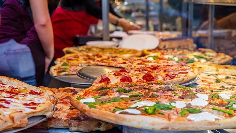 Грозна постъпка в пицария: Служителка заповяда на дете да се храни право