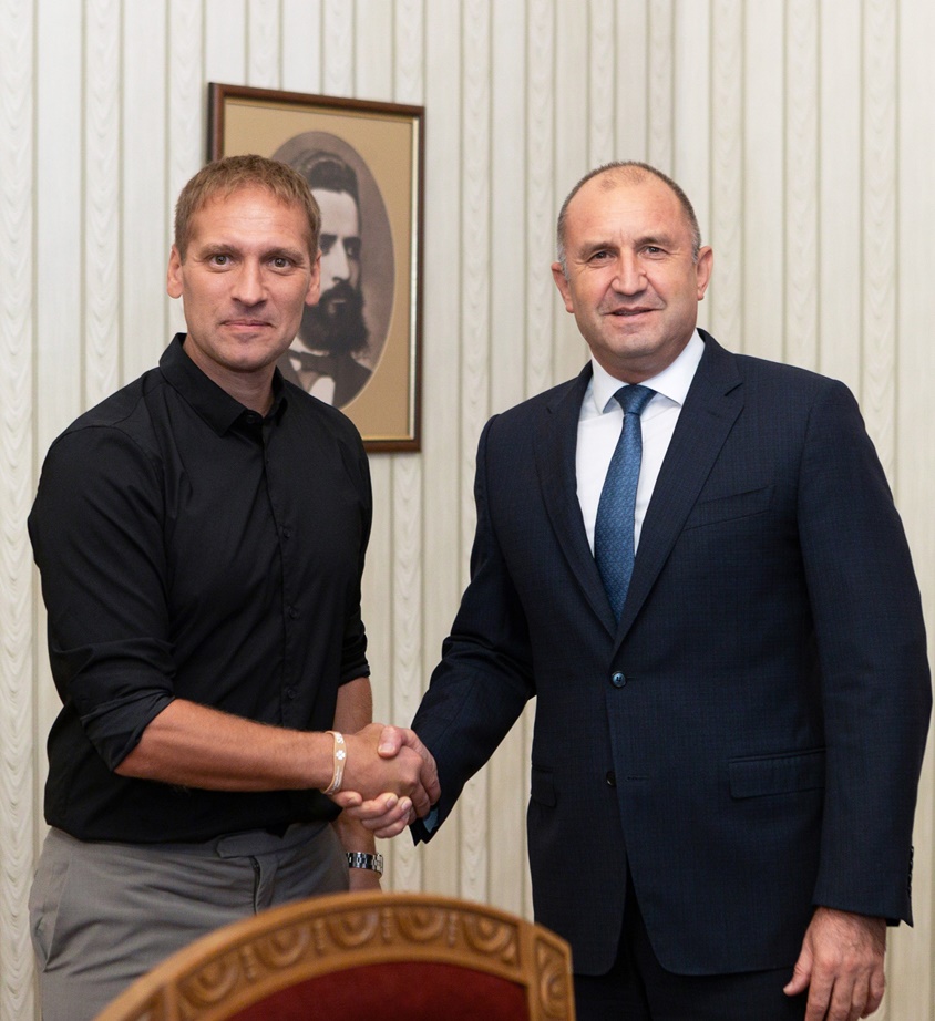 Президентът Радев се срещна със Стилиян Петров преди „Мача на надеждата“ в София
