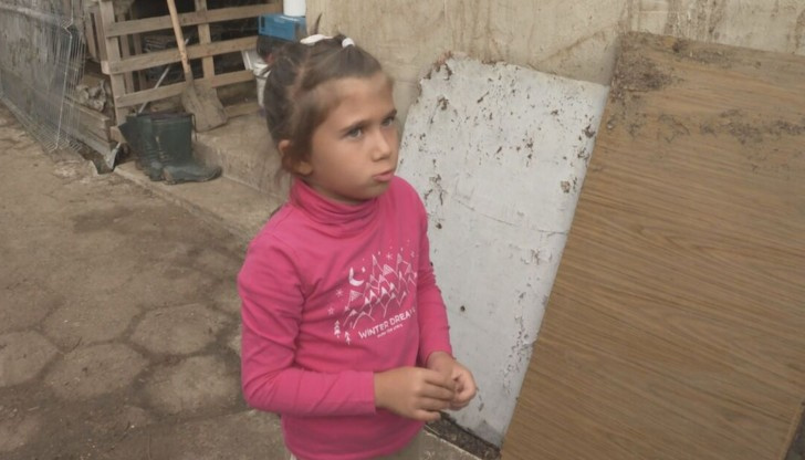 Момиченце от Царево просълзи цяла България: Три часа стояхме на студено на покрива. Само два пъти плаках / ВИДЕО