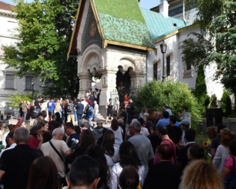 Храм не се затваря! Граждани се събраха пред Руската църква в София и поискаха да бъде отворена, Синодът и властта обещаха
