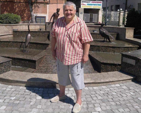 Пенсионери в Бургас колабираме от жега пред банка ДСК, накрая им платих 10 лв. такса да си взема нещастната пенсия